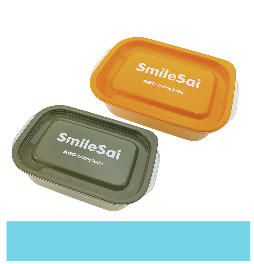 Smile saiロゴ入りフードコンテナ 左：マッチャ　右：プラリネ