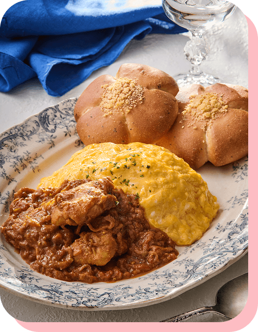 ふわとろオムライスのトマトチキンカレー＆ハーブチーズパン