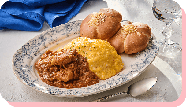 ふわとろオムライスのトマトチキンカレー＆ハーブチーズパン