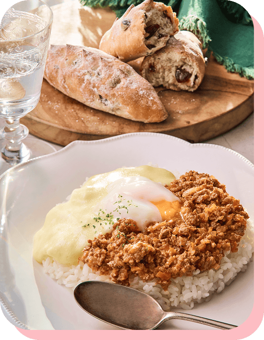 とろ～りチーズソースのスパイシーキーマ＆クランベリーパン