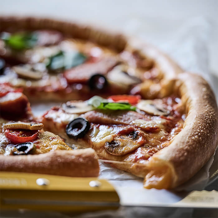 ポルチーニとソーセージのピザ