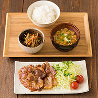 豚のしょうが焼き/きんぴらごぼう/なめこと豆腐のおみそ汁/鍋炊きごはん
