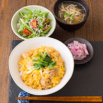 親子丼/水菜とじゃこのサラダ～和風ドレッシング～/大根のゆかり漬け/せん切り野菜のお吸い物～沢煮椀～