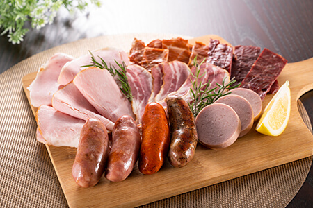 「一」氷温®熟成粗挽きソーセージ 香草ミックス　【株式会社シェフミートチグサ】／「一」氷温®熟成ベーコン　【株式会社シェフミートチグサ】