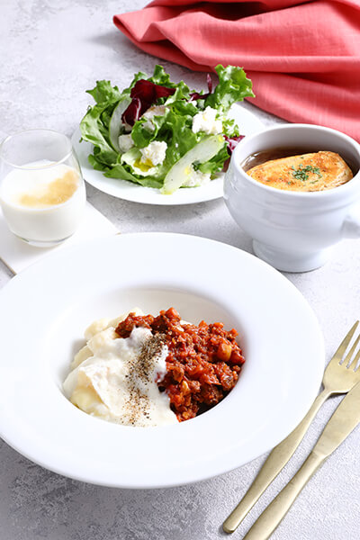 レッスンで作るメニュー画像:カマンベールチーズのとろけるニョッキ、オニオングラタンスープ、手作りカッテージチーズのサラダホットヨーグルト~ハニージンジャーシロップ~