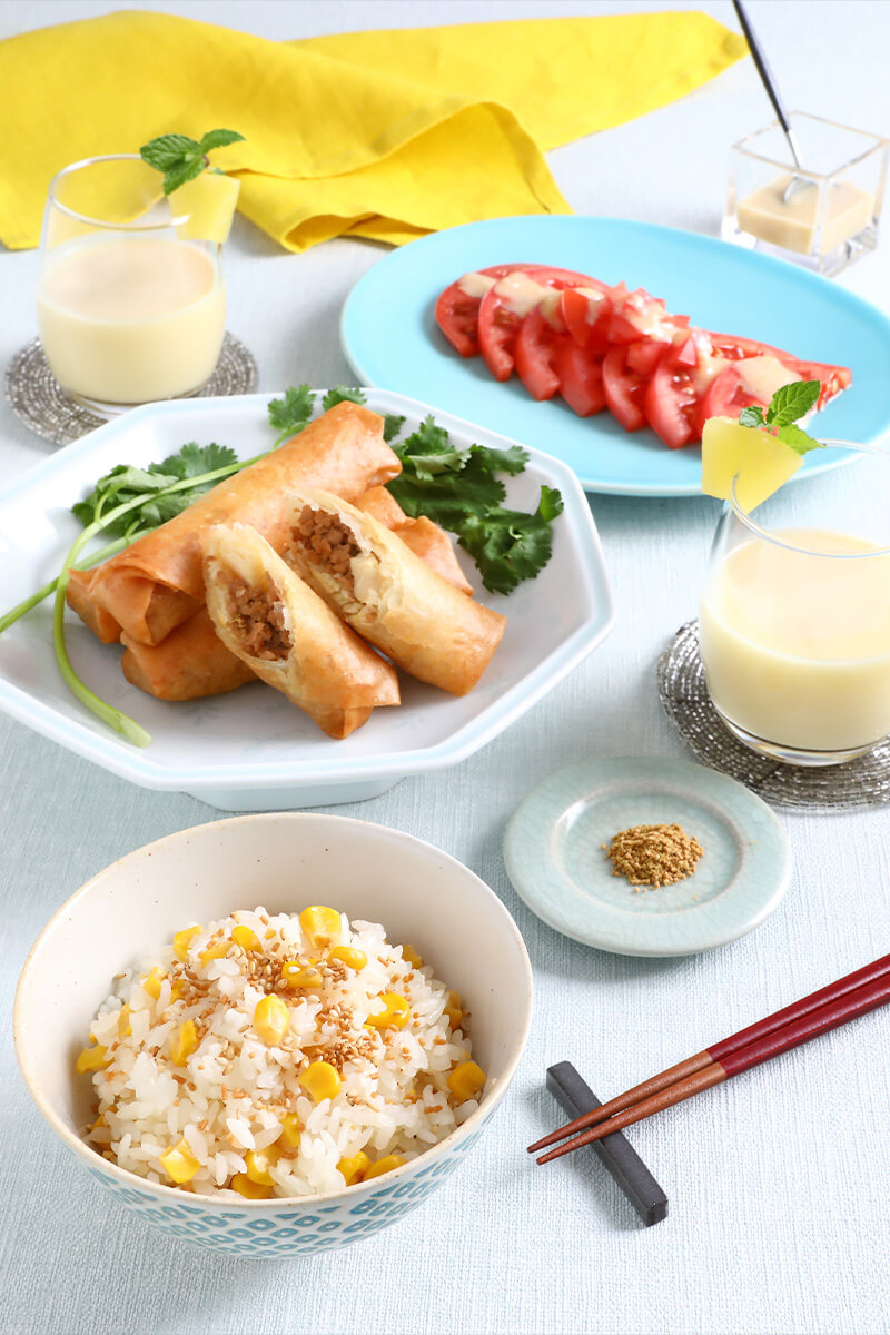 レッスンで作るメニュー画像：とうもろこしの生塩糀炊き込みご飯 大豆のお肉と筍の春巻き みそと糀甘酒のドレッシング〜トマトに添えて～ 米糀ミルクとパイナップルのスムージー</li>