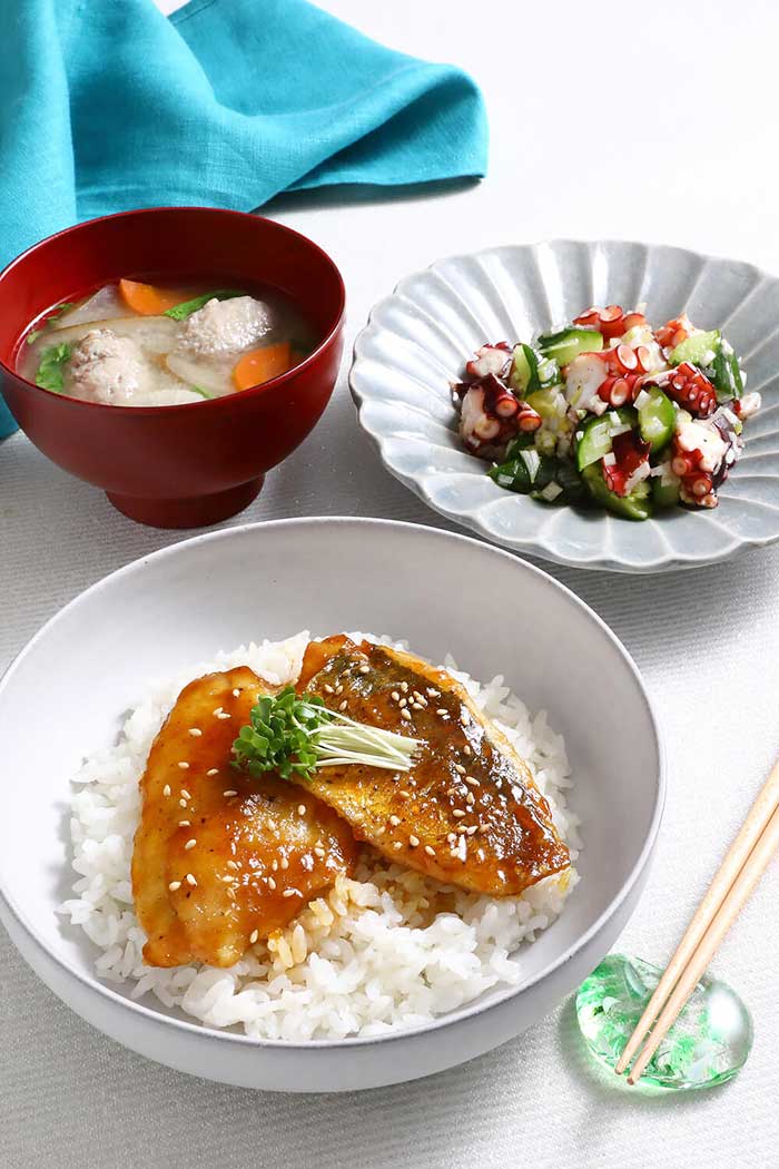 アジのカレー蒲焼丼　アジつみれ汁　タコねぎ塩和え
