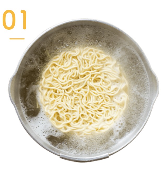 1麺をゆでる写真