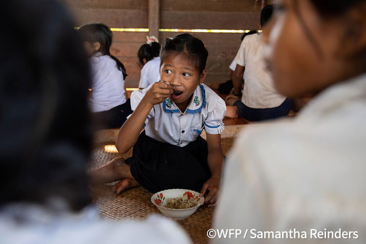 栄養価が高く温かい給食は、子どもたちの健康や地元の雇用につながっている写真