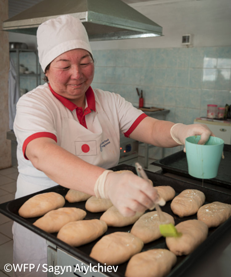 パンを焼く調理師の女性