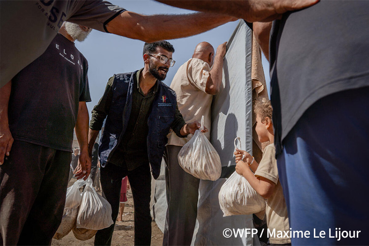 焼きたてのパンを配る様子