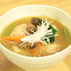 鶏団子の具だくさん味噌汁