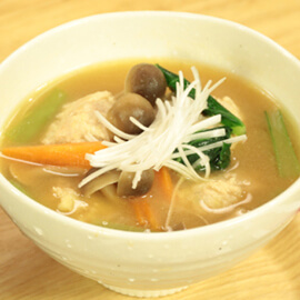 鶏団子の具だくさん味噌汁