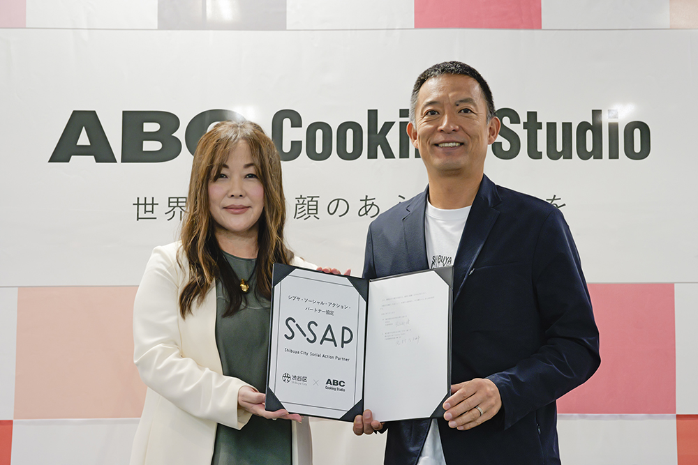 (写真左) 株式会社ABC Cooking Studio 代表取締役社長 兼 CEO 志村 なるみ/(写真右)渋谷区長 長谷部 健