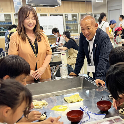 お二人が一緒にパーツを飾り付ける様子