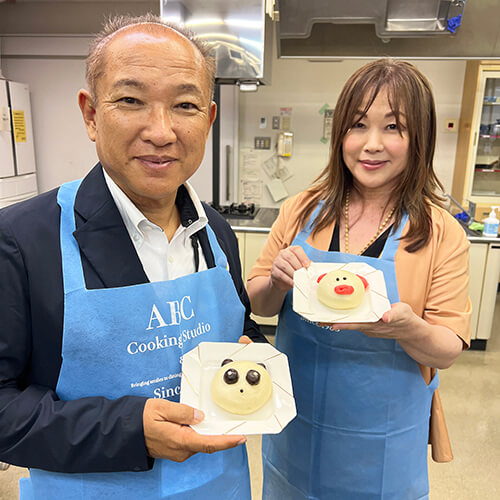 試食しながら参加者と交流している様子