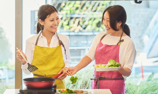 チームで料理を楽しむ「非日常体験」